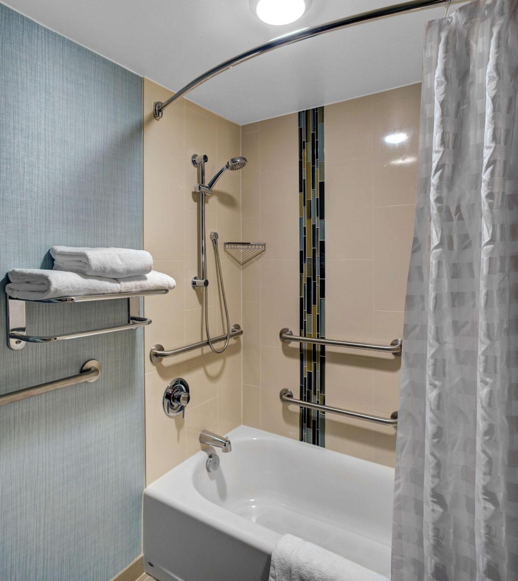 King Room Sofa Bed Accessible Tub Disability Access,673658772:JPEG